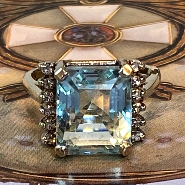 L2601. Looking for that different shaped 14 carat diamond V shaped band? Only $250.00