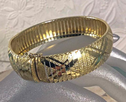 Estate Jewelry Nashville TN Franklin TN LP2390. This estate stylish sapphire ring is set in 14 karat yellow gold with diamonds and a stunning lab sapphire in the center. $449